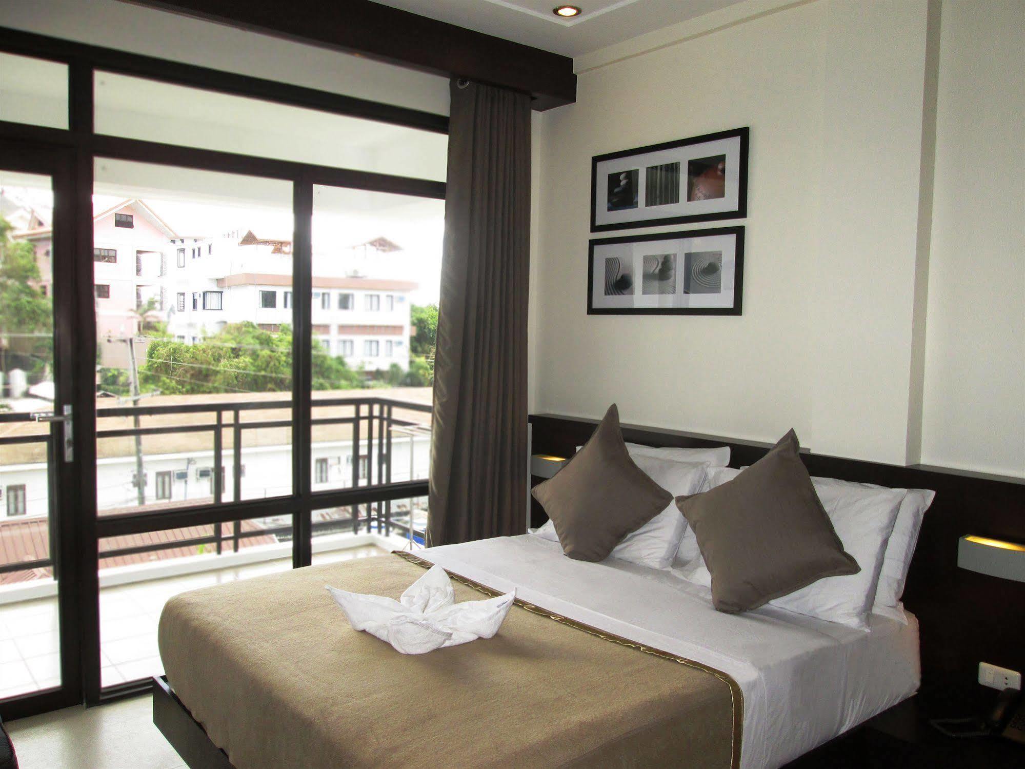 One Crescent Place Hotel Balabag  Esterno foto