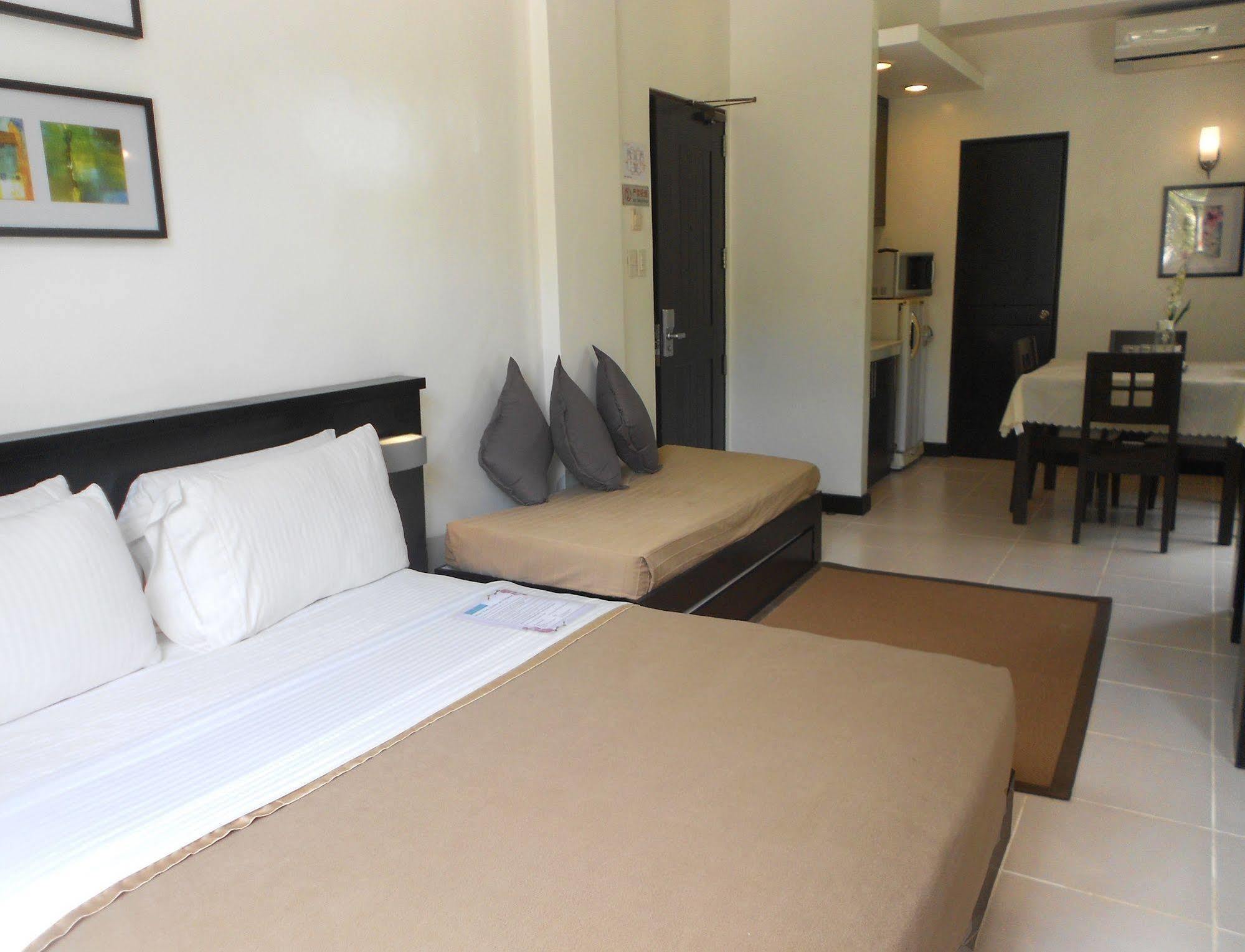 One Crescent Place Hotel Balabag  Esterno foto
