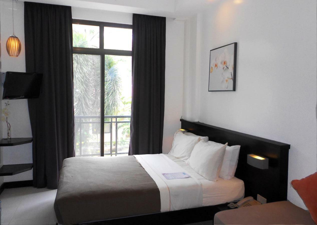 One Crescent Place Hotel Balabag  Esterno foto