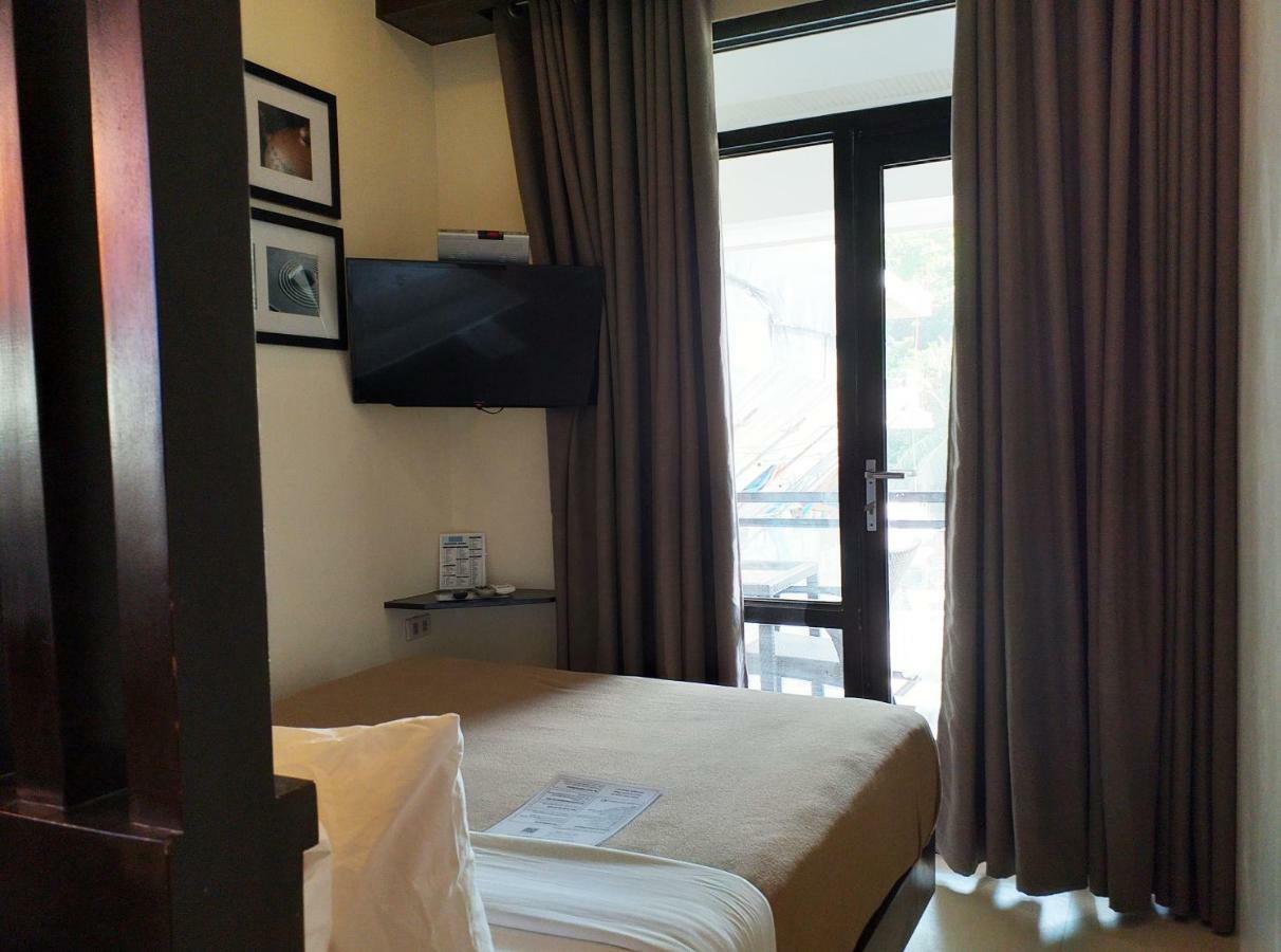 One Crescent Place Hotel Balabag  Esterno foto