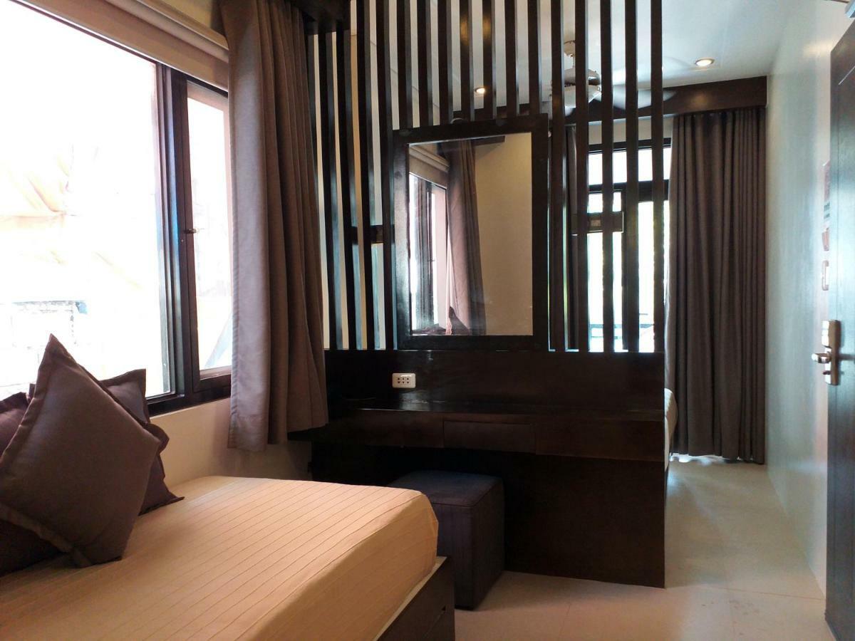 One Crescent Place Hotel Balabag  Esterno foto