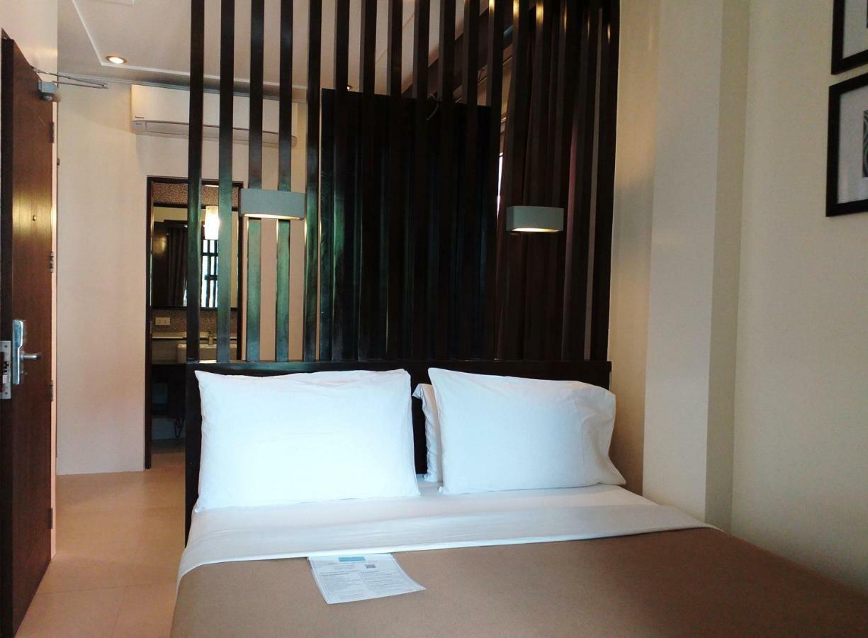One Crescent Place Hotel Balabag  Esterno foto